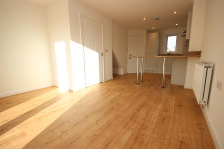 2 bed End of Terrace House for let - Photo 5