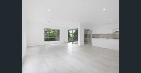 Beautiful Family Home Located in a quiet street - Photo 3