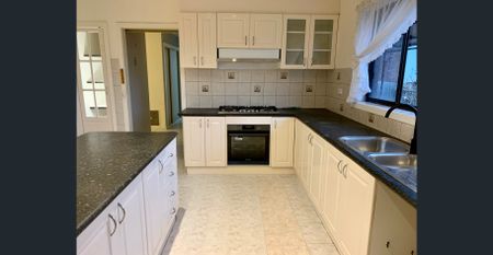 Comfortable Home in Quiet Pocket - Photo 4