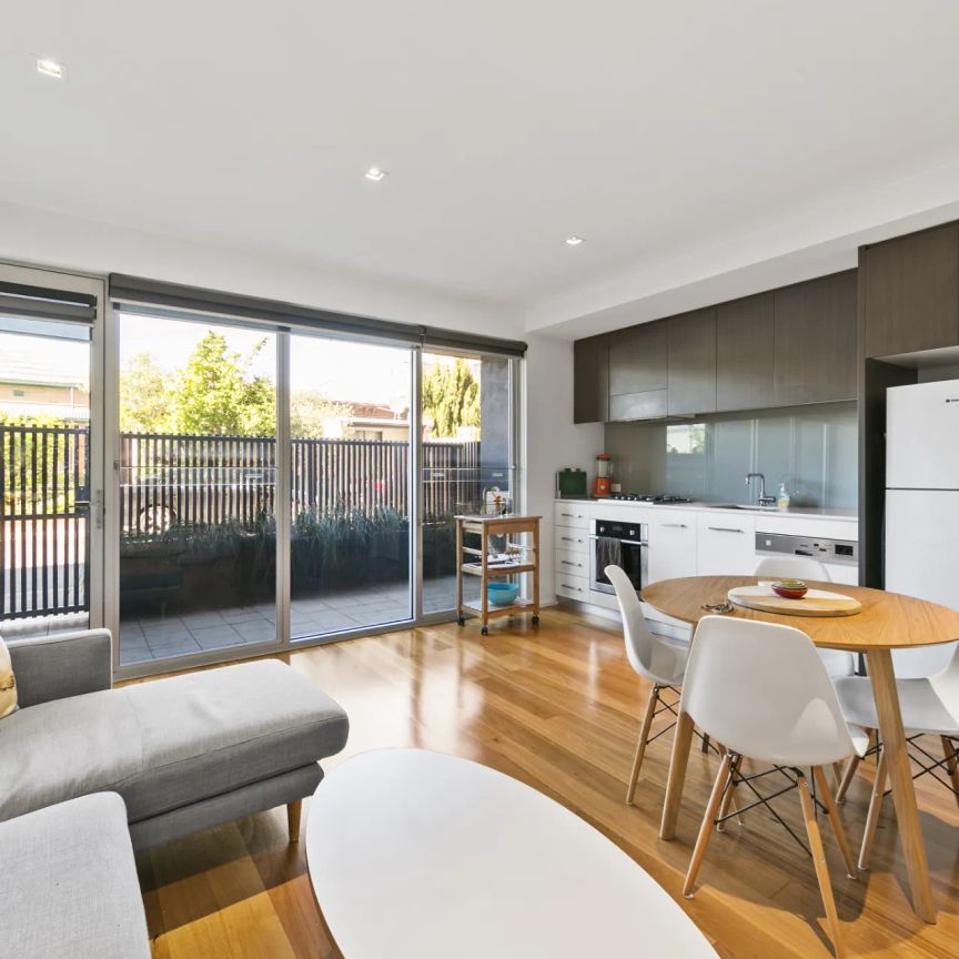Stylish and Sunlit Apartment with Private Courtyard in Richmond - Photo 1