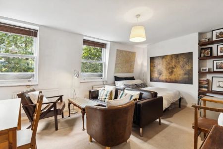 1 bedroom flat in London - Photo 2