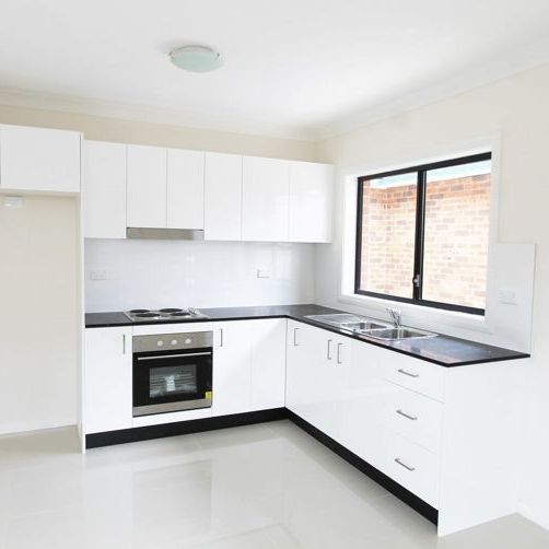 MODERN GRANNY FLAT WITH LOCK UP GARAGE !!! - Photo 1
