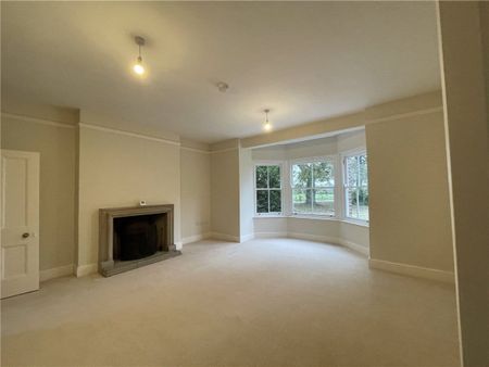 Beautifully renovated four-bed semi-detached home. Located just outside Sutton-upon-Derwent and 8 miles from York Large garden and off-street parking. Master bedroom with en-suite and three additional spacious bedrooms. - Photo 2