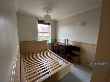 3 bedroom semi-detached house to rent - Photo 3