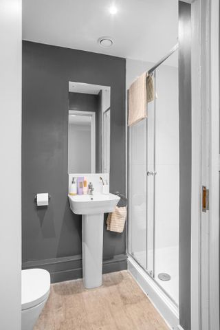 1 bedroom in a flat share to rent - Photo 5