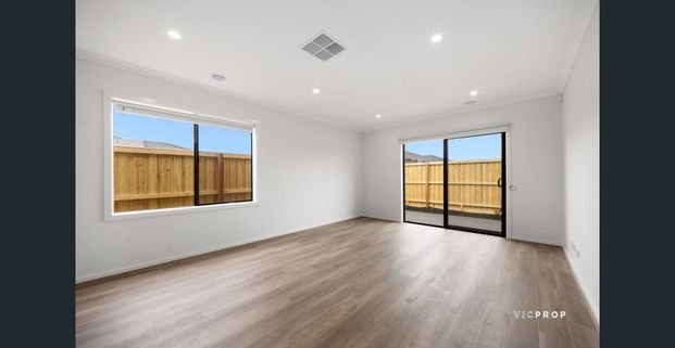 Brand New Spacious Family Home in the Heart of Tarneit! - Photo 1
