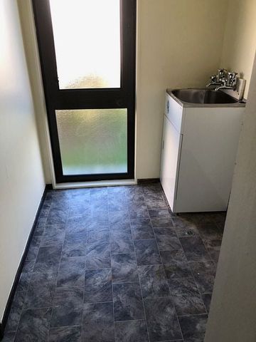 Sunny 3 bedroom house with parking for 2 cars - Photo 5