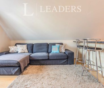 2 bedroom apartment to rent High Street, Redhill, RH1 - Photo 2