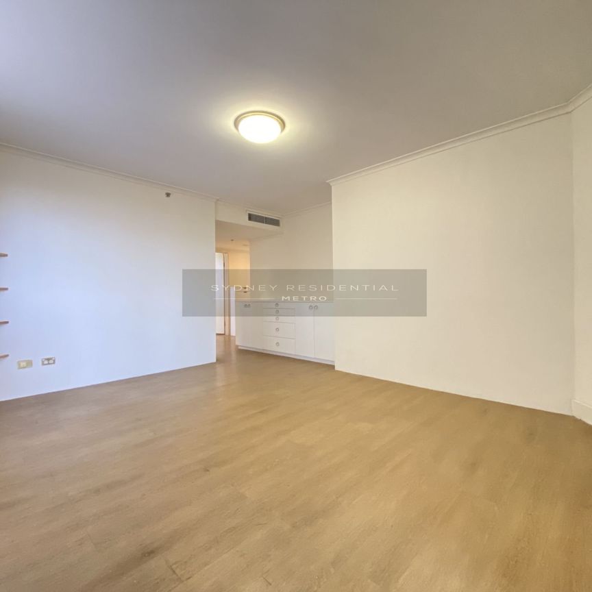 Large One Bedroom plus Huge Study with city views - Photo 1