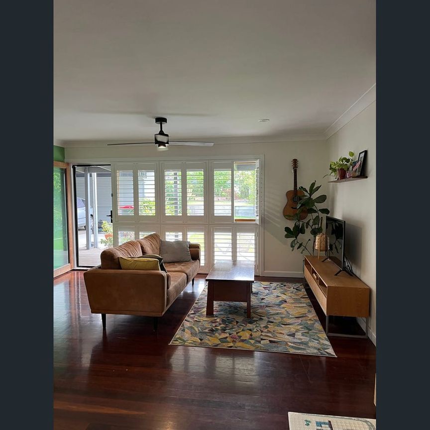 Fully Furnished 3-Bedroom Home – 6-Month Lease – Tarragindi - Photo 1