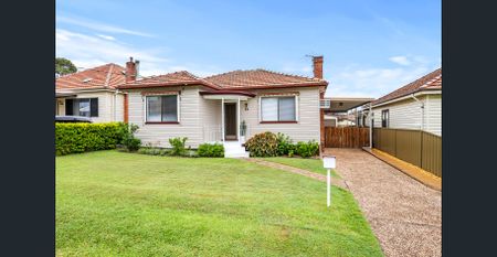 TIDY HOME WITH SPACE FOR ENTERTAINING - Photo 3