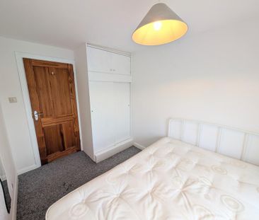 4 bedroom semi-detached house to rent - Photo 6