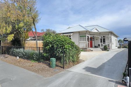 Furnished elegant home in Riccarton - Photo 3