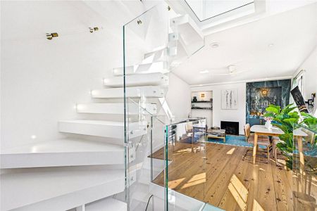 2 bedroom mews to rent - Photo 4