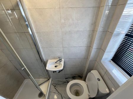 Studio Flat, High Road, IG1 - Photo 5