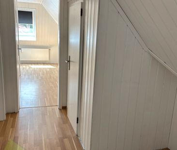 Gemütliche 2-Zimmer-Dachgeschosswohnung am Philippsburger Park in L... - Photo 1