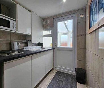 Basildon Avenue, Clayhall, IG5 - Photo 4