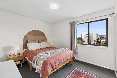 Sun filled apartment - Photo 4