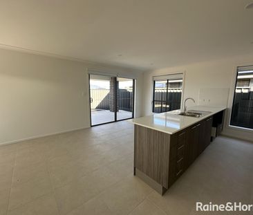 Stylish 4-Bedroom Family Home in Munno Para Downs - Photo 5