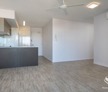 Modern 2 Bedroom 1 Bathroom Apartment! Secure! - Photo 2