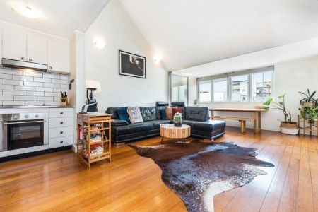 Stylish Warehouse Conversion in Prime Location - Photo 5