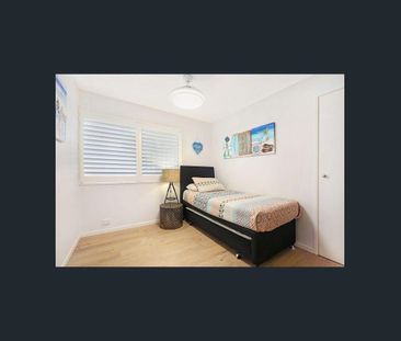 Sunlit Riverfront Retreat on Parkyn Parade, Steps from Mooloolaba B... - Photo 5