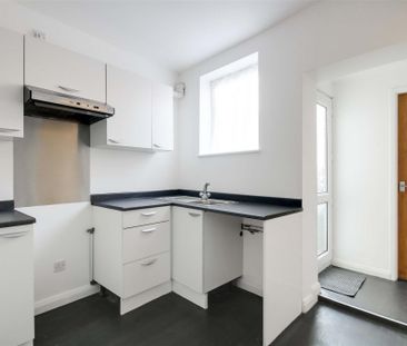 2 Bed Terraced House For Rent - Photo 5