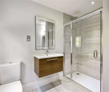 A fantastic 5 bedroom property located in a private road and approx... - Photo 5