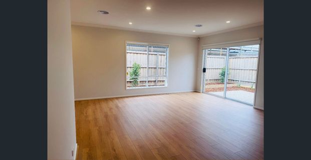 Stylish Home - Available for Lease! - Photo 1