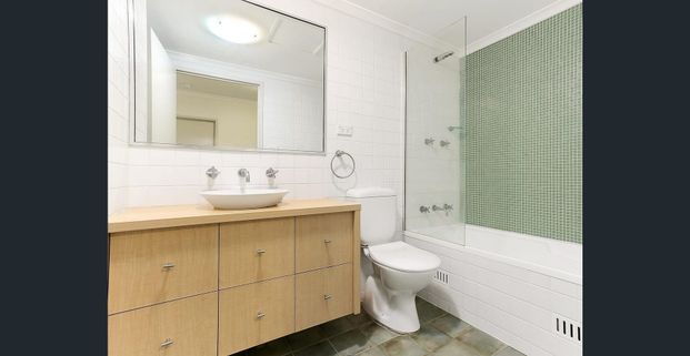 Modern Apartment in Prime Erskineville Location - Photo 1