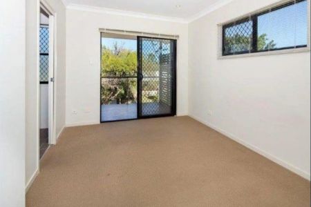 Conveniently located 2-story townhouse. - Photo 5