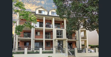 Spacious Two-Bedroom Apartment – Top Floor Location - Photo 5