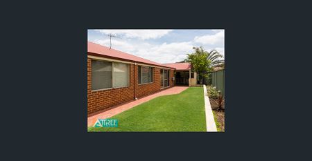 FAMILY COMFORT & OUTDOOR ENTERTAINING IN PRESTIGIOUS RANFORD ESTATE - Photo 2