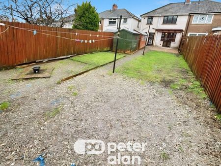 Ty Isaf Park Avenue, Risca, NEWPORT - Photo 3
