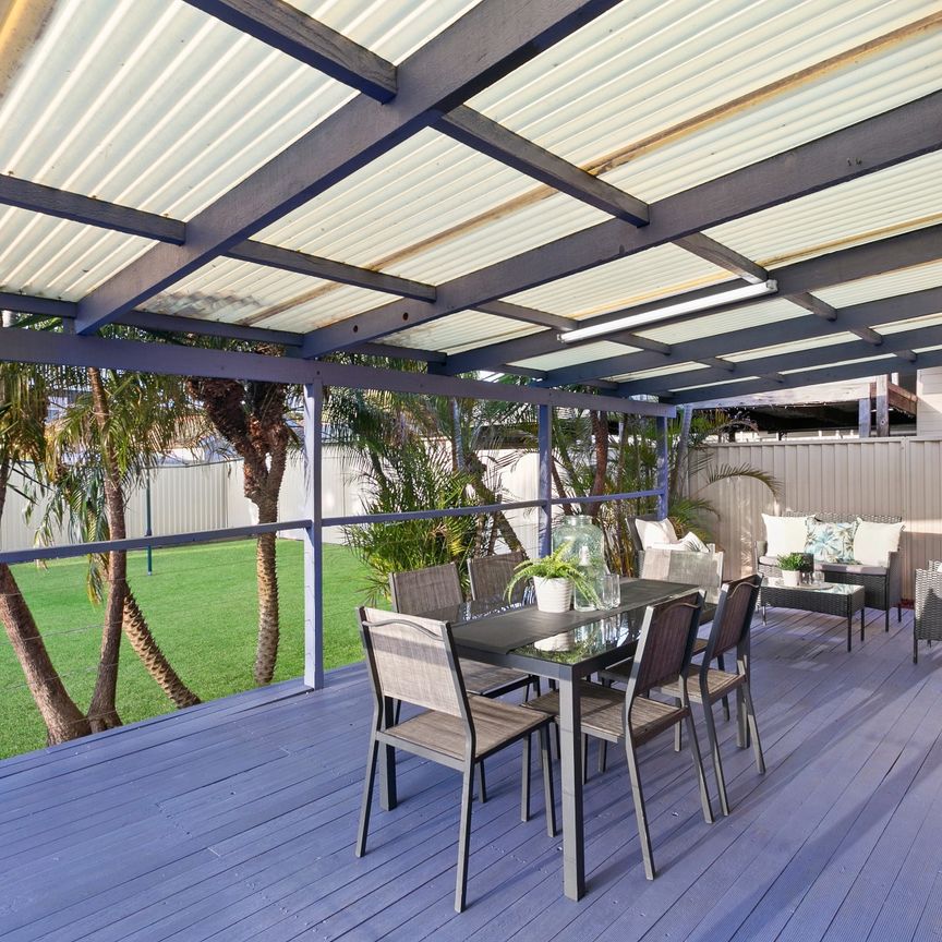 Fantastic 3 Bedroom Home, Great Location, Great Outdoor Entertaining Area! - Photo 1