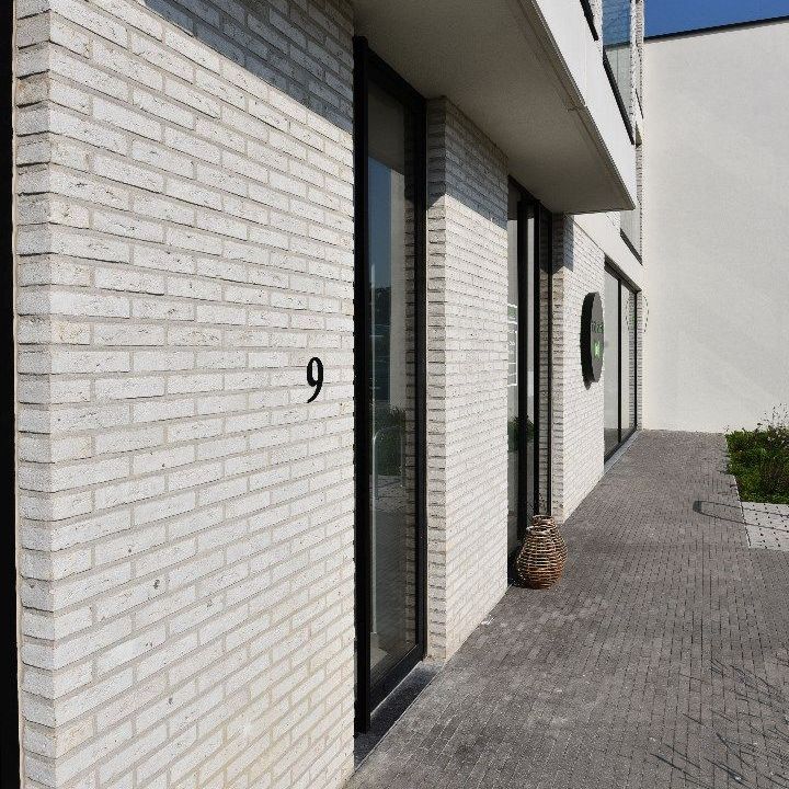 Nieuwbouwappartement met 2 slpks, autostaanplaats en terras te Maldegem centrum - Foto 1