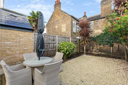 5 bedroom detached house to rent - Photo 2