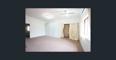 Single level 4 Bedroom house minutes walk to bus stop - Photo 4