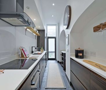 A distinguished three bedroom furnished period maisonette with exce... - Photo 6