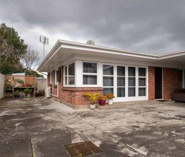 2 bedroom home in Papatoetoe! - Photo 1