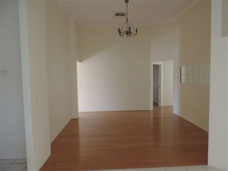 🏡✨ Beautiful 3x2 Family Home in Quiet Leeming Cul‑de‑Sac! - Photo 2