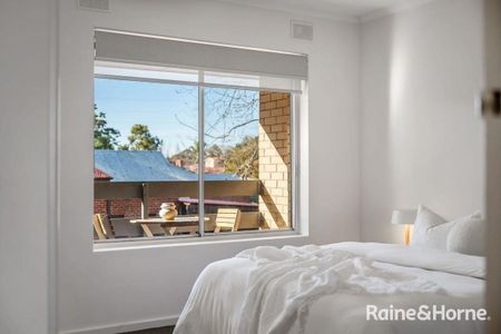 Modern Upstairs Unit in Prime Cosmopolitan Location - Photo 3