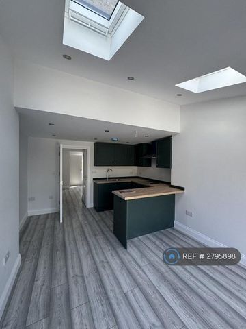 3 bedroom terraced house to rent - Photo 2