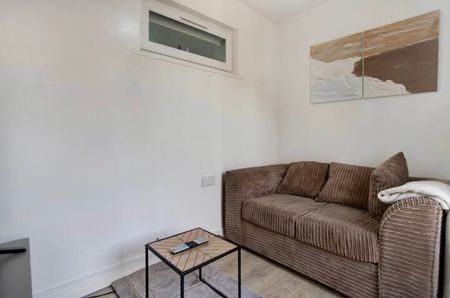 1 Bed Flat, Selby Close, E6 - Photo 5