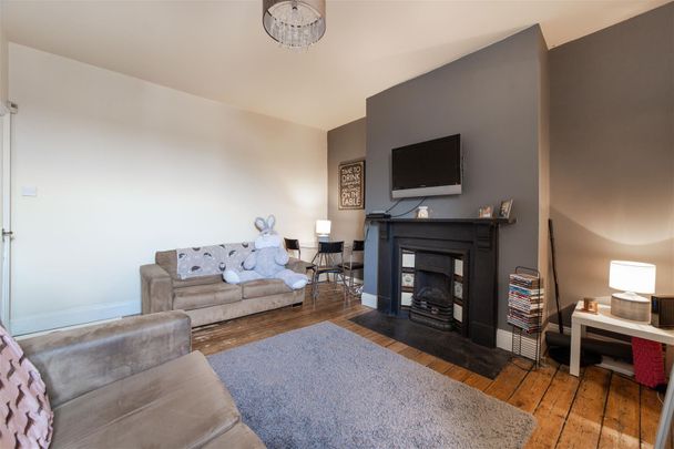 3 bed flat to rent in Warwick Street, Newcastle Upon Tyne, NE6 - Photo 1