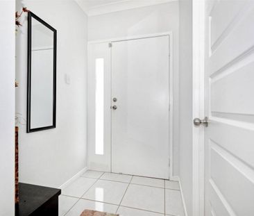 Exceptional Quality Home - Beautiful Gardens - Side Access - Solar - Photo 5