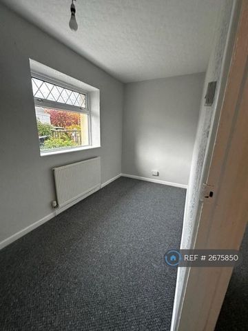 3 bedroom semi-detached house to rent - Photo 4