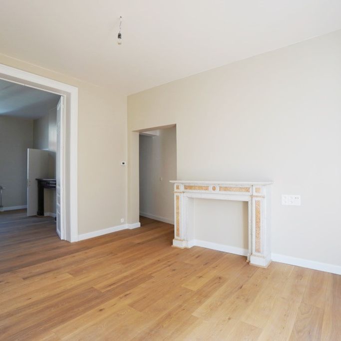 Stijvol gerenoveerd eenslaapkamerappartement op de eerste verdieping in een grote herenwoning, ideaal gelegen tussen Gent-Sint-Pieters en het centrum. - Photo 1