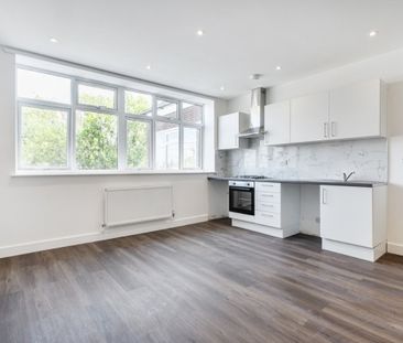 Flat to rent - High Street, Sittingbourne, ME10 - Photo 3