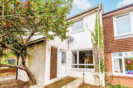 May Tree Close, Winchester, SO22 - Photo 2